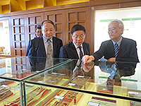 Prof. Liu Congqiang (middle) visits the State Key Laboratory of Phytochemistry and Plant Resources in West China (Partner Laboratory in The Chinese University of Hong Kong)